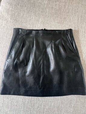 Black faux leather mini skirt aritizia Babaton size 4